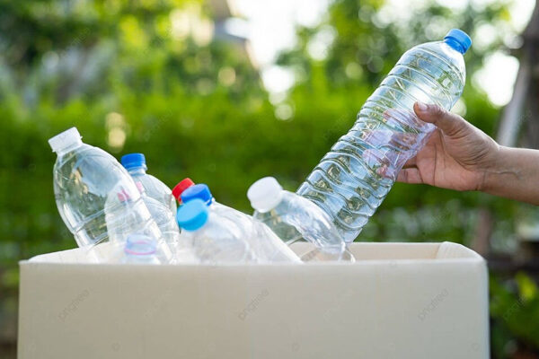 Mengumpulkan Sampah Botol Plastik