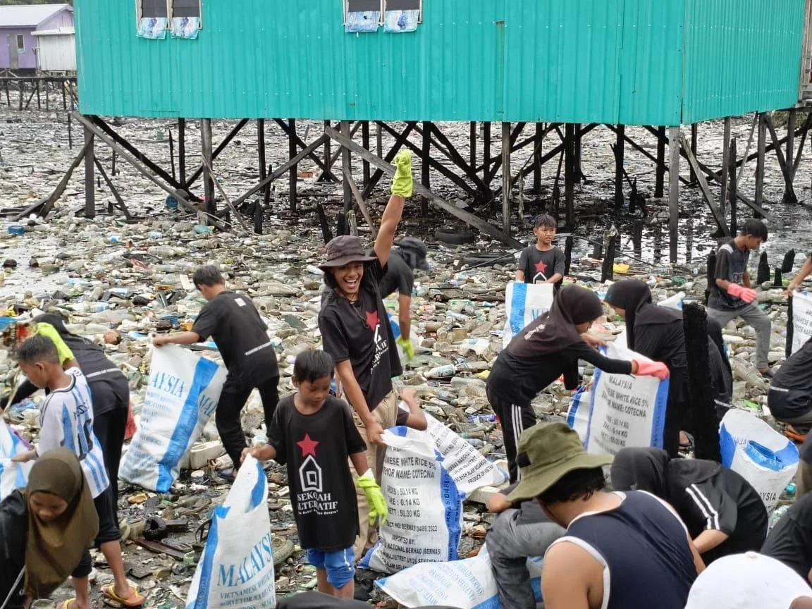 mengolah sampah plastik bersama sama