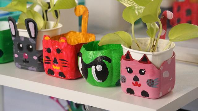 mengolah sampah plastik menjadi karya seni 