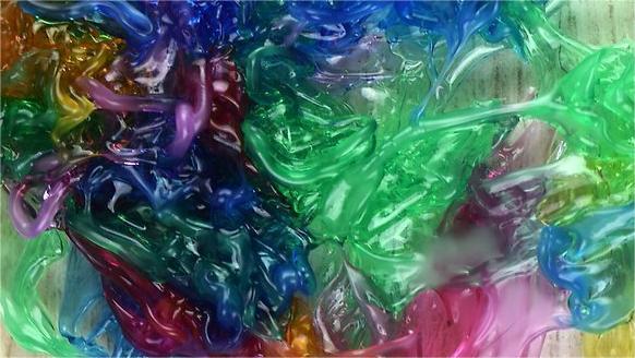 proses melelehkan plastik sebelum menjadi biji plastik dari botol bekas