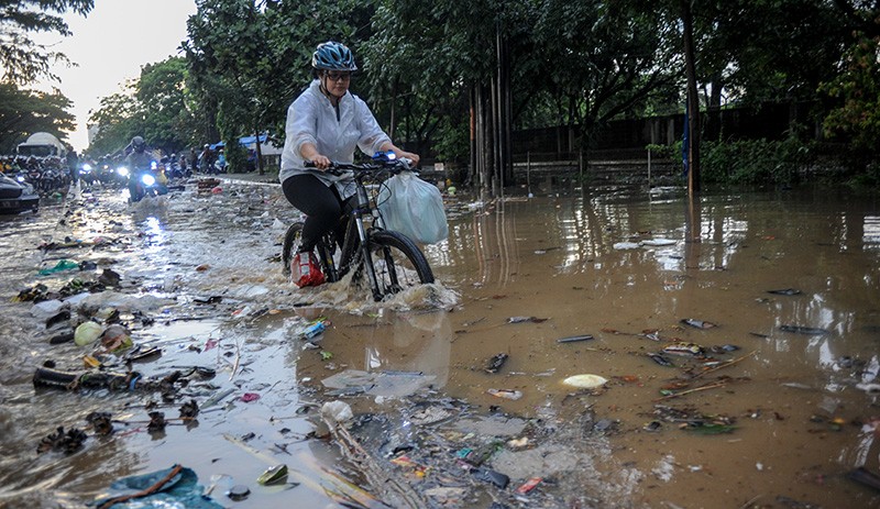 banjir akibat tidak tahu cara mengolah sampah plastik
